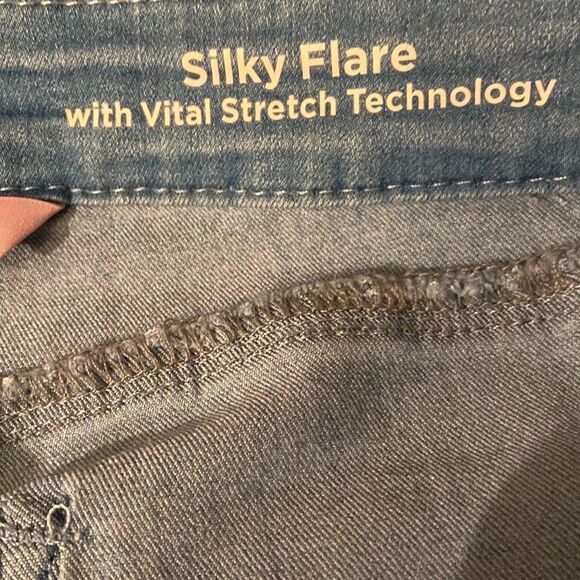 Laurie Felt Los Angeles Silky Flare Stretch Technology pull on light denim 28 - Picture 8 of 11